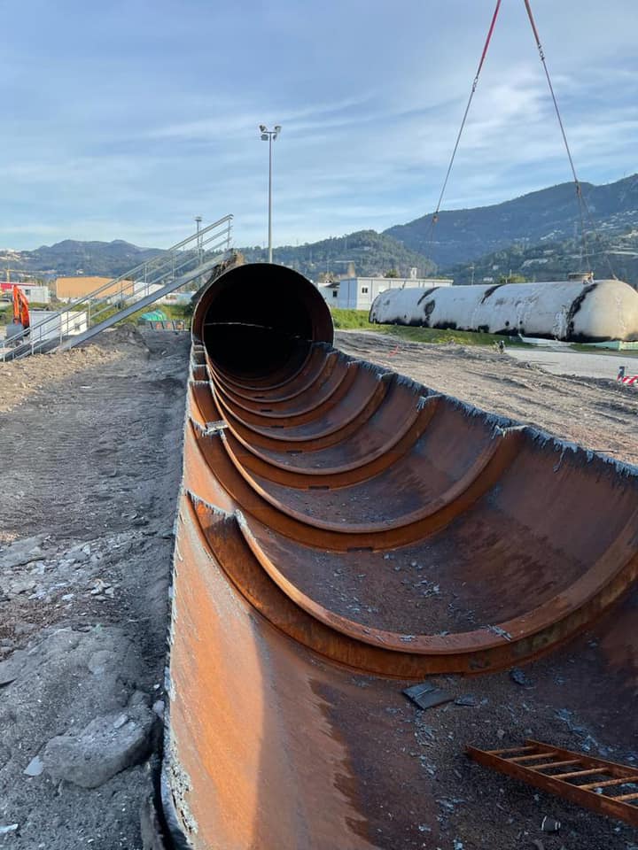 Découpe d'un tuyau industriel