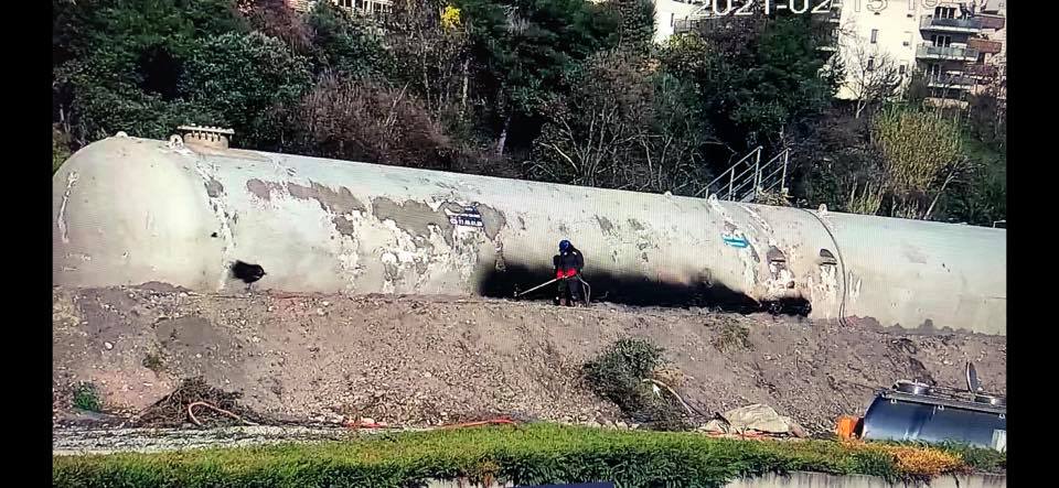 Découpe de tuyaux industriels vue de loin