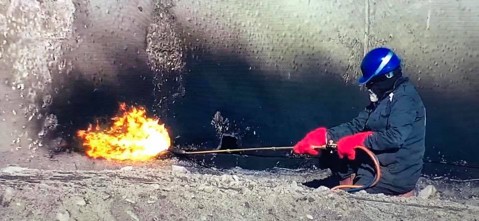 Découpe de tuyaux avec équipement de protection