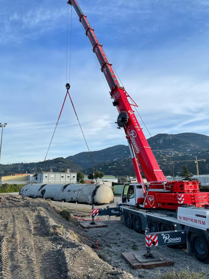Levage de tuyau industriel par grue