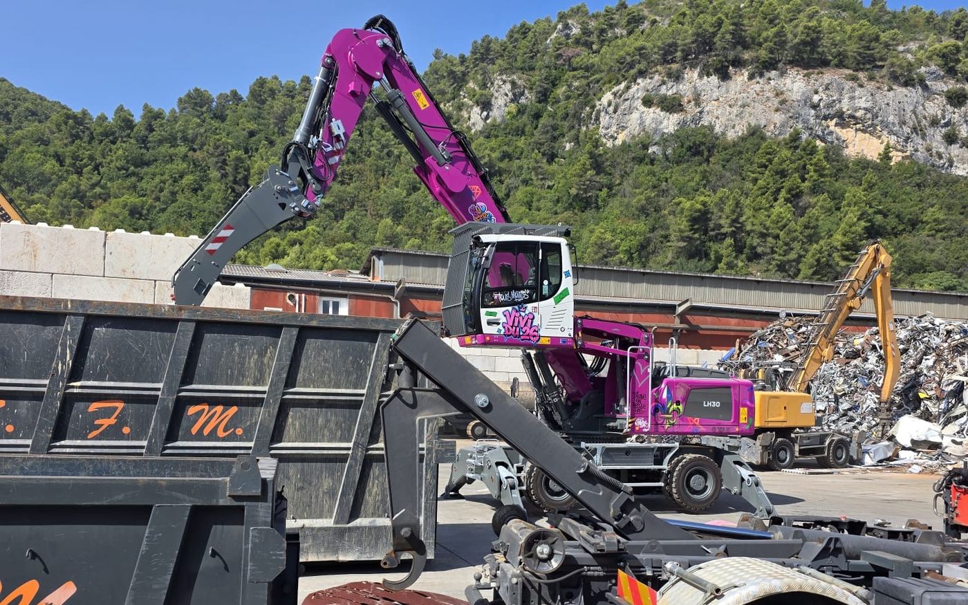 Camion ampliroll Sud Fer & Métaux et benne en chargement