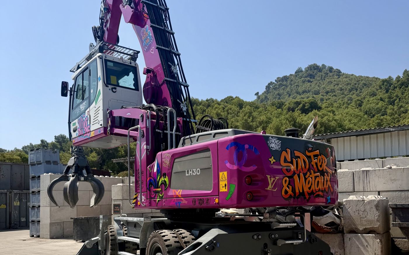 Pelle de manutention Sud Fer & Métaux sur le site de Carros